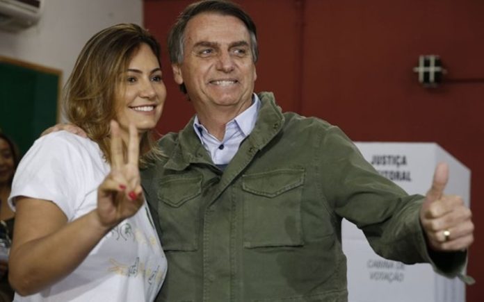 Tânia Regô/Agência Brasil 28.10.2018 Fonte: Último Segundo - iG @ https://ultimosegundo.ig.com.br/politica/2018-10-28/votacao-jair-bolsonaro.html