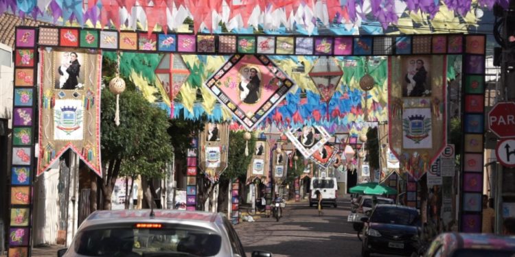 Decoração nas ruas de Barbalha já anuncia a Festa do Pau da Bandeira de Santo Antônio