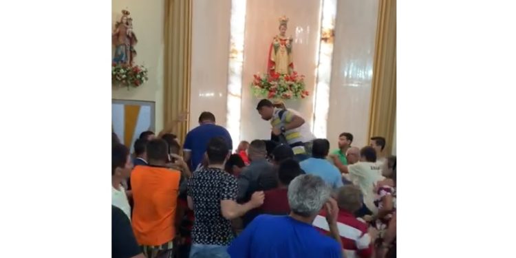 Homem invade igreja em Juazeiro do Norte e causa tumulto