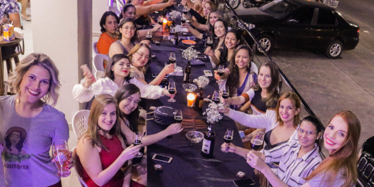 Primeira confraria feminina de cervejas reúne dezenas de mulheres em Juazeiro do Norte