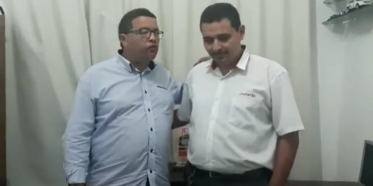 Passageiro esquece 18 mil dólares no banco de trás de taxi e motorista devolve em Fortaleza