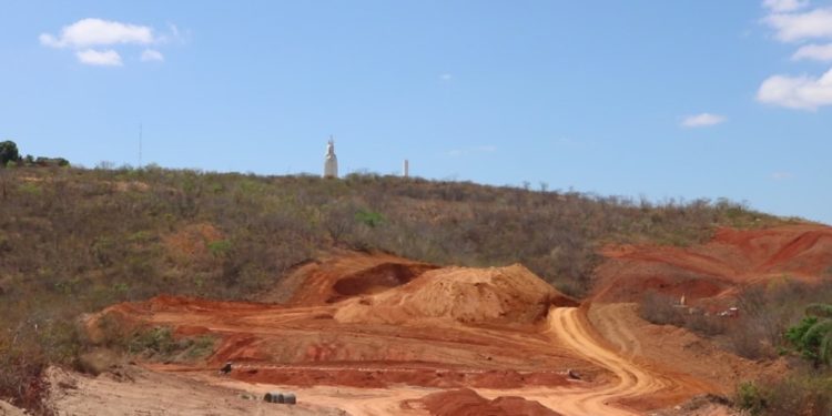 Obras da via de acesso a imagem de Nossa Senhora de Fátima avançam em Crato