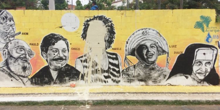 Ato de vandalismo apaga rosto de Marielle Franco em painel feito por artista e alunos de escola em Crato