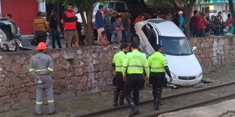 Dois carros são atingidos por caminhão num acidente em Juazeiro; um deles cai nos trilhos da via férrea