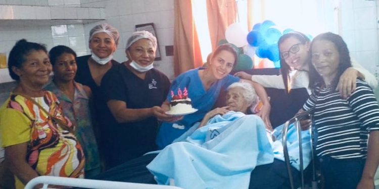 Idosa de 102 anos ganha bolo de aniversário em hospital no Crato