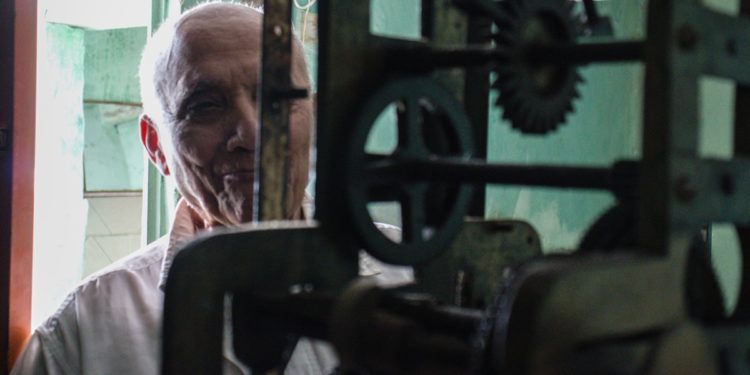 Relojoeiro caririense é um dos poucos em atividade a construir equipamentos em torres de relógio no país