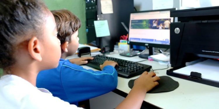 Juazeiro do Norte adere a programa federal que permite escolas conectas à internet banda larga