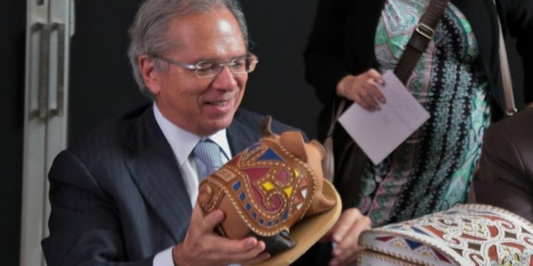 Ministro Paulo Guedes recebe presentes feitos pelo Mestre Espedito Seleiro