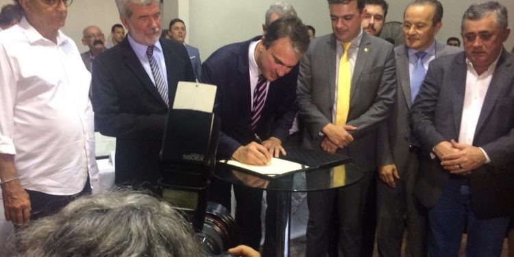 Em sessão itinerante da AL, Camilo assina ordem de serviço do teleférico do Horto