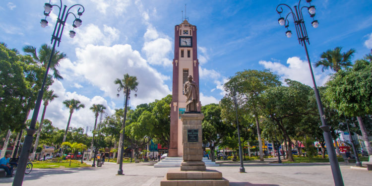 Relógio da Coluna da Hora é retirado para restauração na Praça Padre Cícero