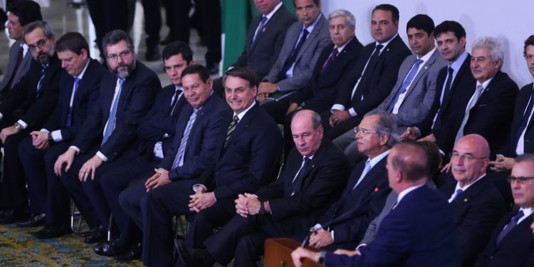 Bolsonaro afirma que comunidade internacional voltou a confiar no Brasil ao celebrar 300 dias de gestão