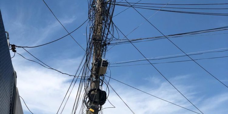 Falta de manutenção elétrica gera curtos-circuitos em postes no Cariri