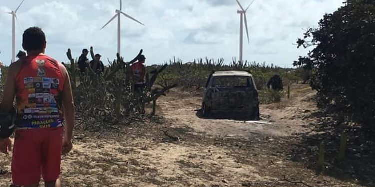 Tio e sobrinha são encontrados com corpos carbonizados em carro abandonado no Ceará