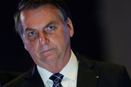 Bolsonaro se irrita com perguntas sobre Flávio e ataca jornalista