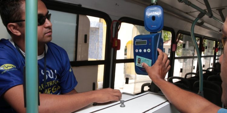 Estudantes devem fazer cadastro de biometria facial para ônibus municipais em Juazeiro