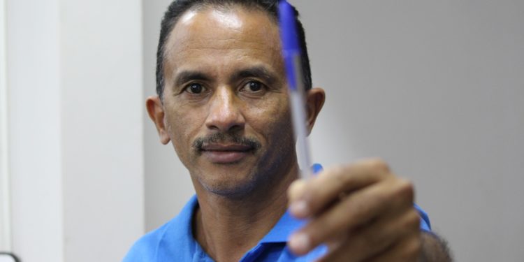 Autor do hit ‘Caneta Azul’ organiza turnê pela Europa