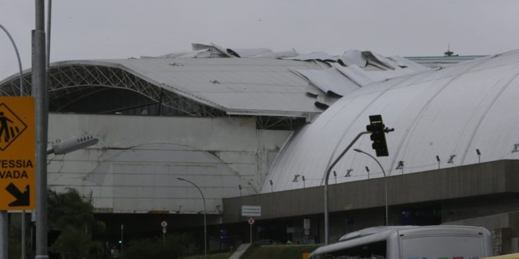 Ventos fortes arrancam parte do teto do aeroporto de Fortaleza