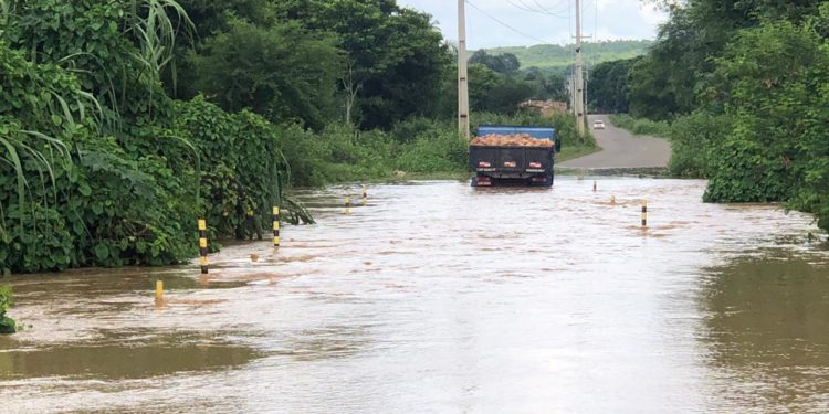 Acesso do Sítio Lagoa à CE-060, em Barbalha, alaga após cheia do Rio Salamanca