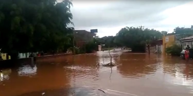 Com 103 mm, Crato registra maior chuva do Cariri, canal transborda e cidade alaga