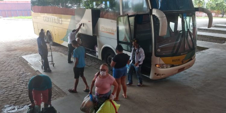 Passageiros continuam vindo de São Paulo a Juazeiro; Arnon fala sobre medidas
