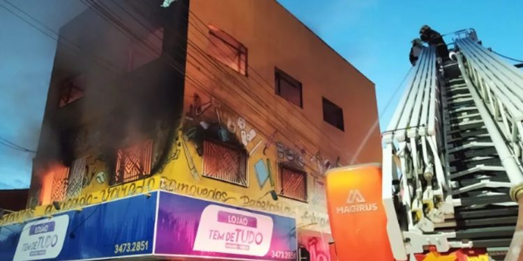 Incêndio atinge loja em Fortaleza; prédio corre risco de desabar