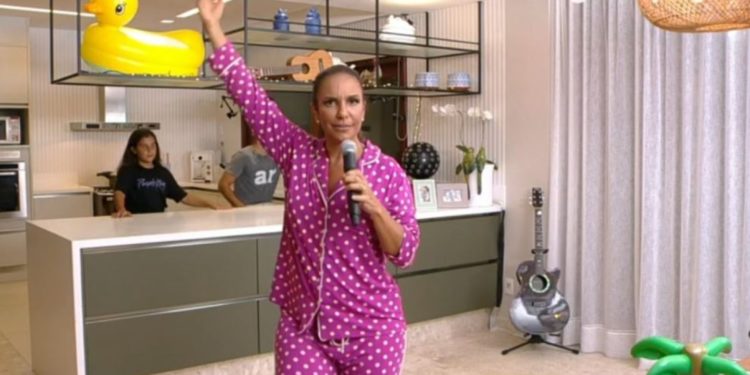 De pijama, Ivete faz live com família, arrecada R$ 400 mil e é bloqueada no YouTube De pijama, Ivete faz live com família, arrecada R$ 400 mil e é bloqueada no YouTube