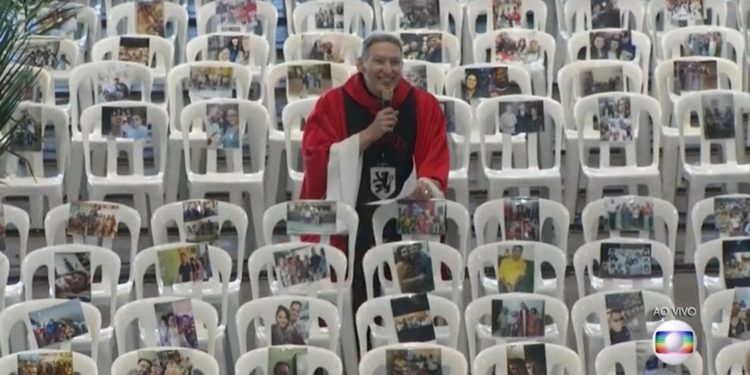 Padre Marcelo Rossi celebra missa com fotos de profissionais de saúde coladas em cadeiras vazias