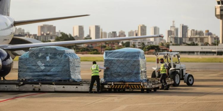 Carga com 7,5 toneladas de EPIs e respiradores chega ao Ceará