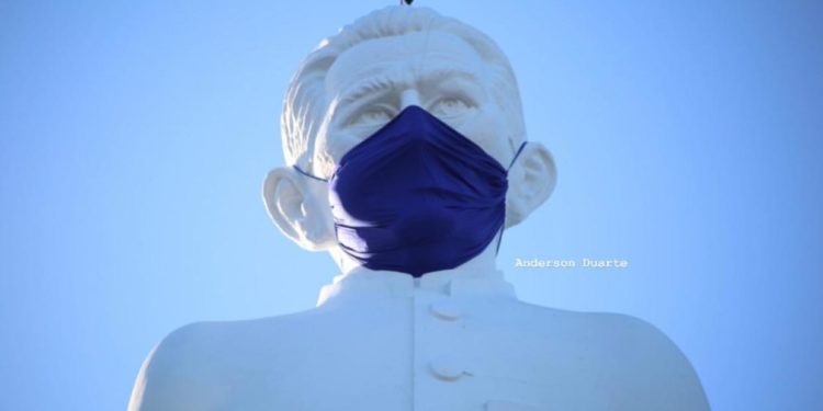 Estátua do Padre Cícero recebe máscara em luta contra o novo Coronavírus