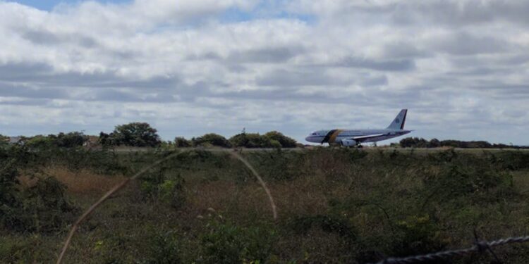 Avião que traz Jair Bolsonaro pousa em Juazeiro do Norte