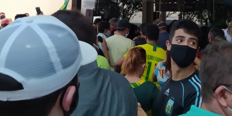 Pessoas se aglomeram em atos pró e contra Bolsonaro no Aeroporto de Juazeiro