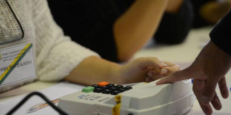 TSE veta biometria nas eleições para evitar aglomeração e fila em meio à pandemia