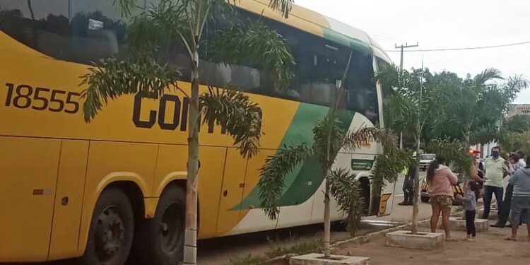 Ônibus vindo do Rio de Janeiro é abordado em barreira sanitária no Crato