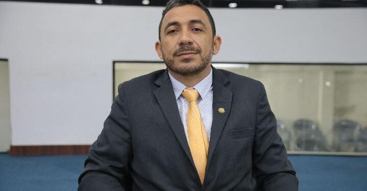 Vereador é detido por urinar na rua próximo à viatura da polícia em Fortaleza