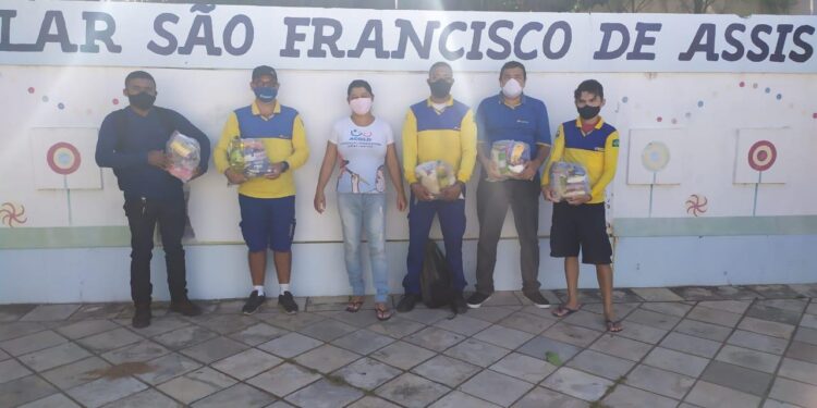 Funcionários dos Correios doam cestas básicas para o Lar ACOLD, em Barbalha