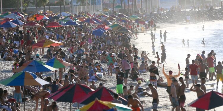 Praias de Fortaleza voltam a registrar aglomerações neste domingo