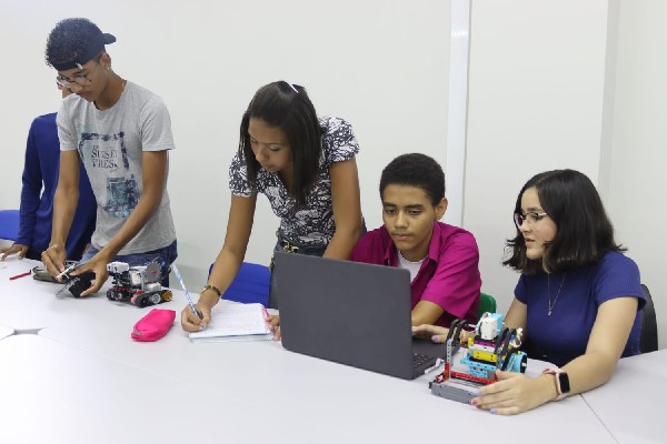 Alunos da rede municipal de Santos mostram talento com jogos, robótica e  programação