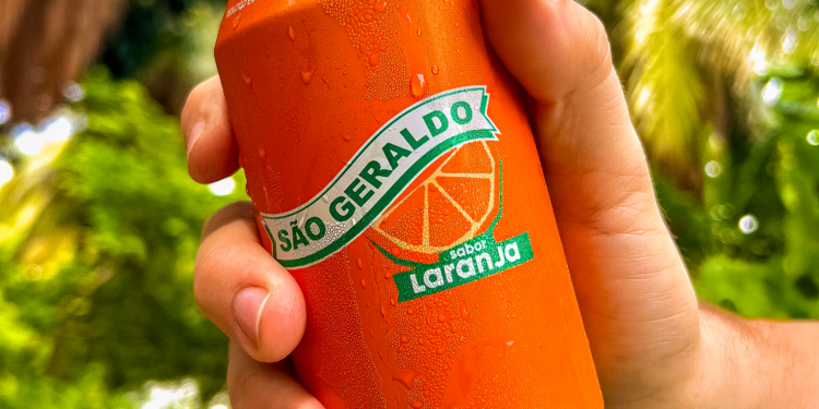 São Geraldo volta a produzir refrigerante de laranja e relança produto no mercado